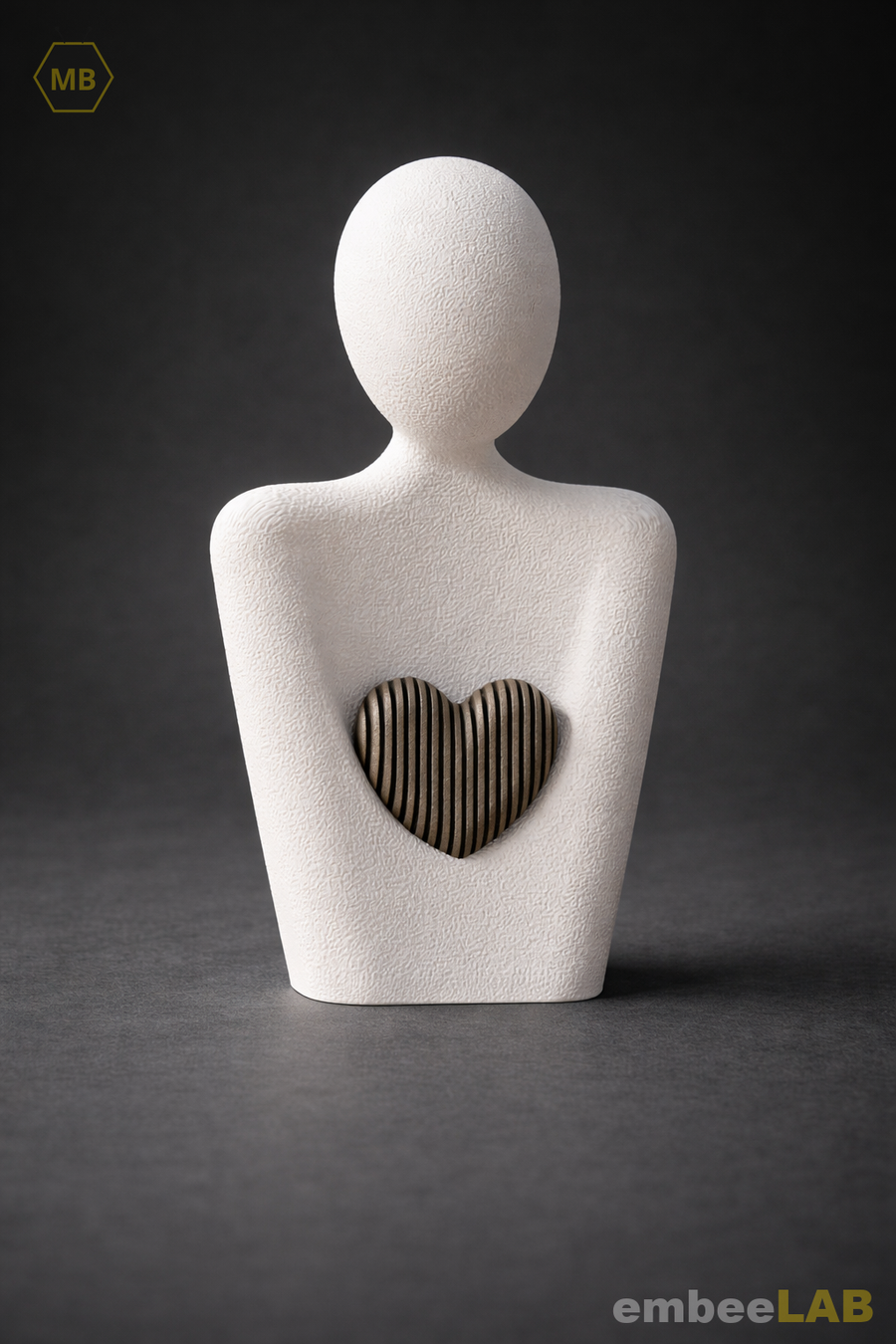 Kokoro Figur mit Herz Skulptur