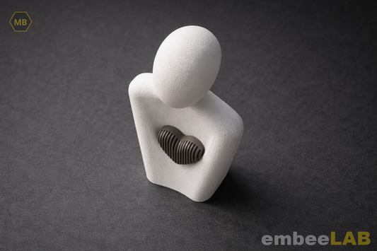 Kokoro Figur mit Herz Skulptur – Detailansicht