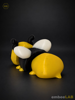 Fleißbienchen-Figur von hinten mit Flügeln und Fühlern
