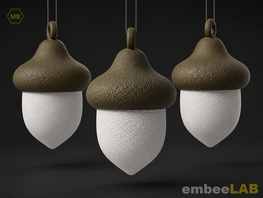 Kashi Eichel-Ornament in Khaki-Weiß mit fuzzy Oberfläche, drei Stück hängend